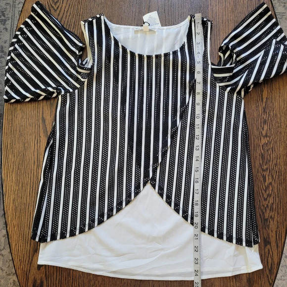 IT GIRL Black and White Cold Shoulder Blouse Top Size Women's Small NEW - Picture 9 of 12